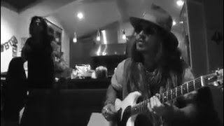 JOHNNY DEPP PLAYING AWESOMELY!! IN GUITAR SOLO (WITH ALICE COOPER)