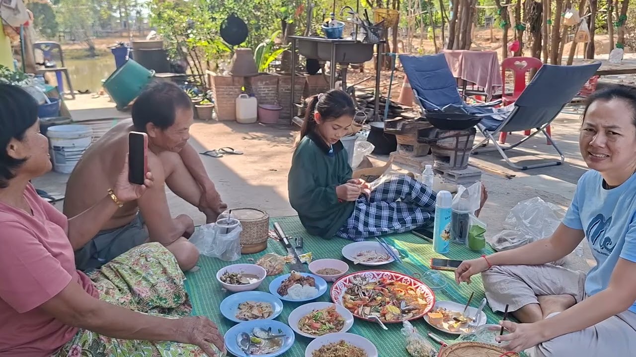 กินข้าวไปนำเว้านัวหัวม่วนกันไปกับน้องธิดาลาว #บ้านศรีวิไล #ธิดาลาวศรีวิไล #เคศรีวิไล 