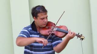 Очень красиво играет на скрипке!!!