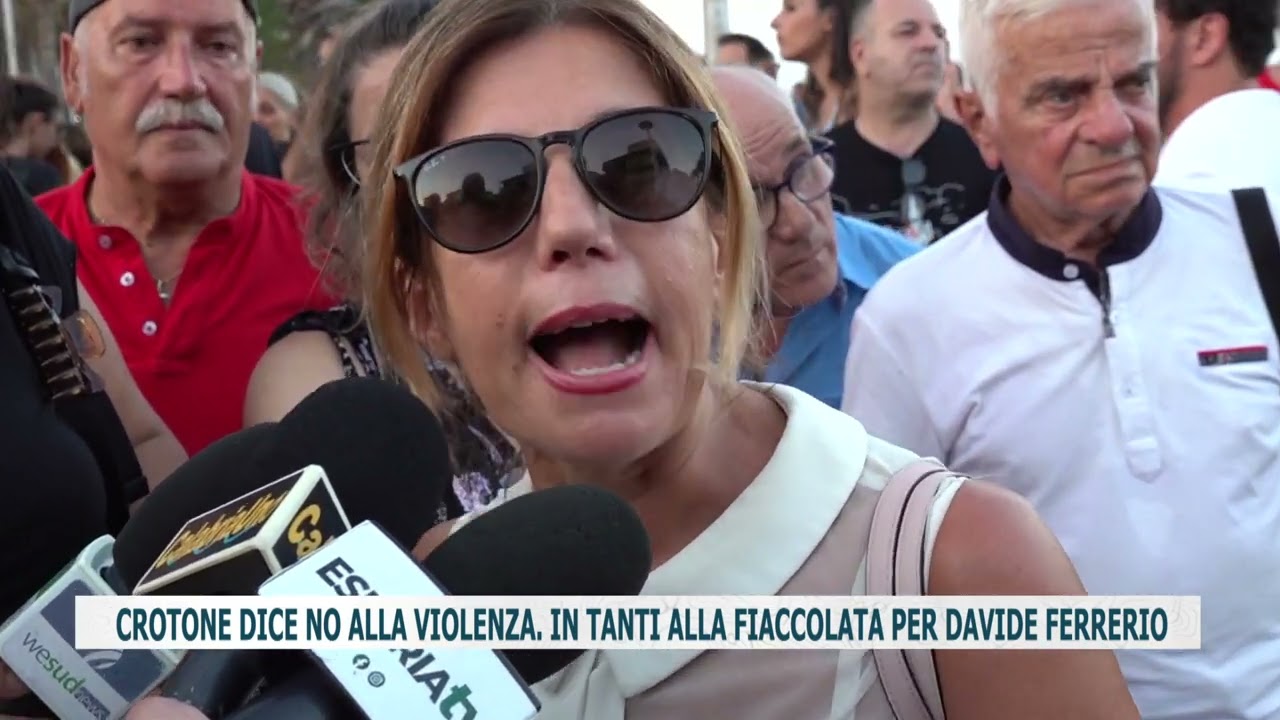 CROTONE DICE NO ALLA VIOLENZA. IN TANTI ALLA FIACCOLATA PER DAVIDE FERRERIO
