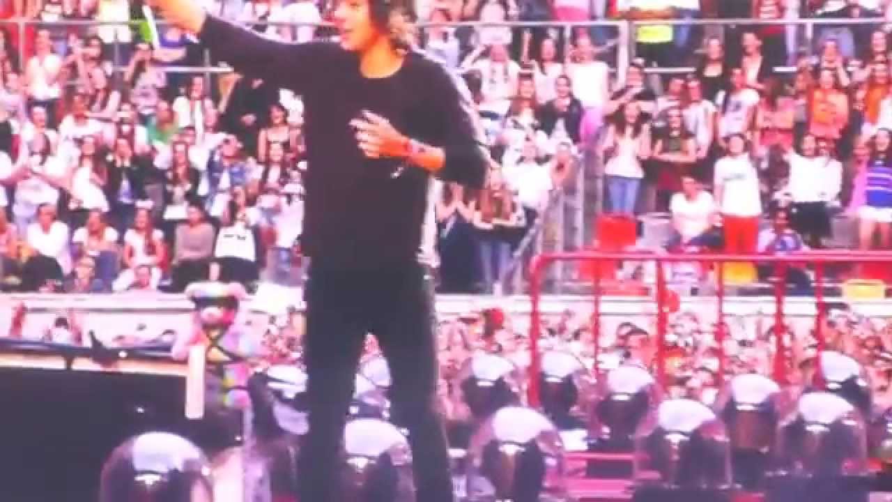 Harry talking to the crowd - One Direction Düsseldorf 2/7/14