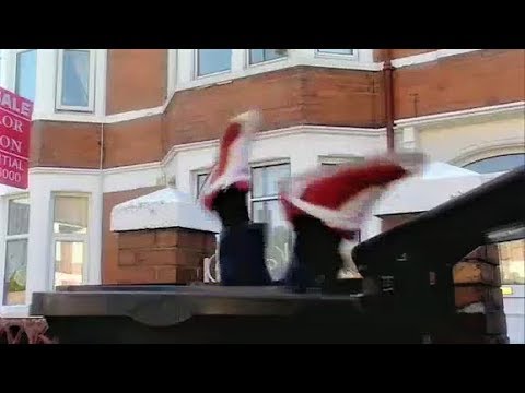voreno Bin eats person & burps (DW S01E01)