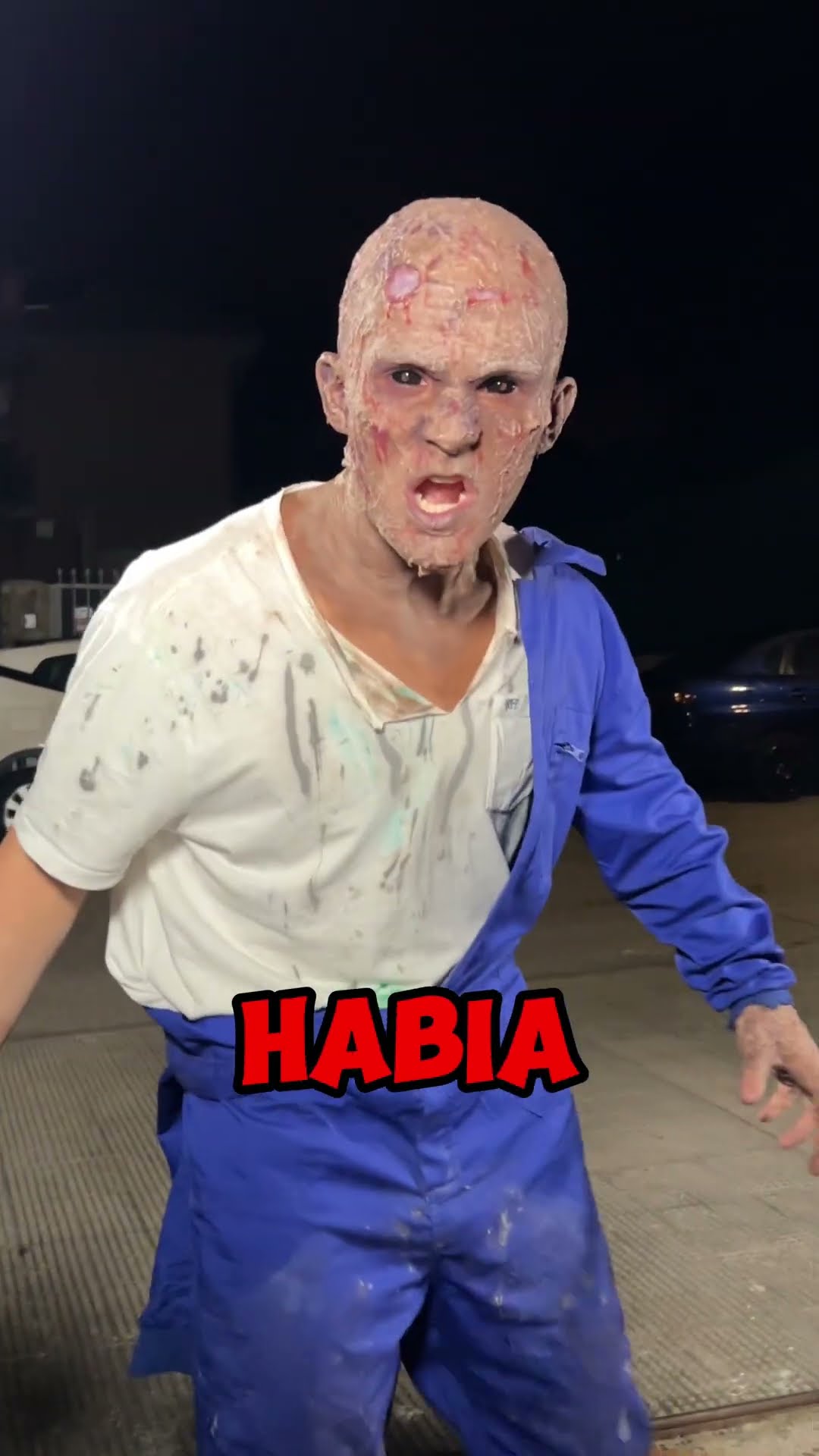 EL ZOMBIE HA SECUESTRADO A MI AMIGO PARA MORDERLE!