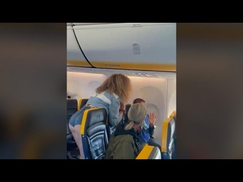 Volo Ibiza-Milano, il video della lite per la mascherina sul volo Ryanair