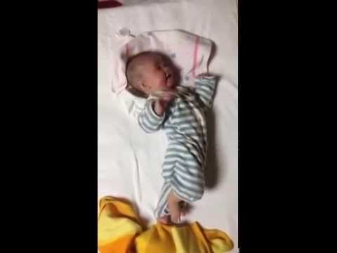 衝撃 めちゃくちゃ可愛い赤ちゃん動画 れんちゅん初めての寝返り Youtube