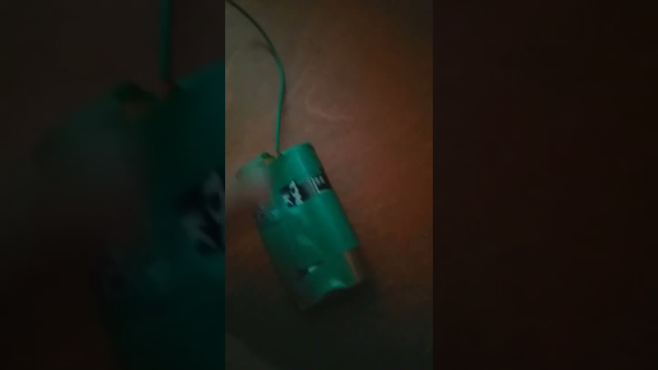 1.5 v pille LED ışıkları yakan bir enerji : 2 adet pil bir adet demir bir yapışkan ve 2 adet tel