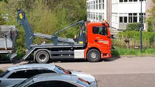 Portaalwagen haalt 3 flikko bakken weg bij de AGAATLAAN in LEIDEN wegens verbouwing