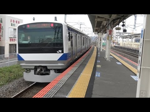 車体が傾くカント区間上の佐貫駅3番線を出発していく上野東京ライン常磐線下り特別快速E531系