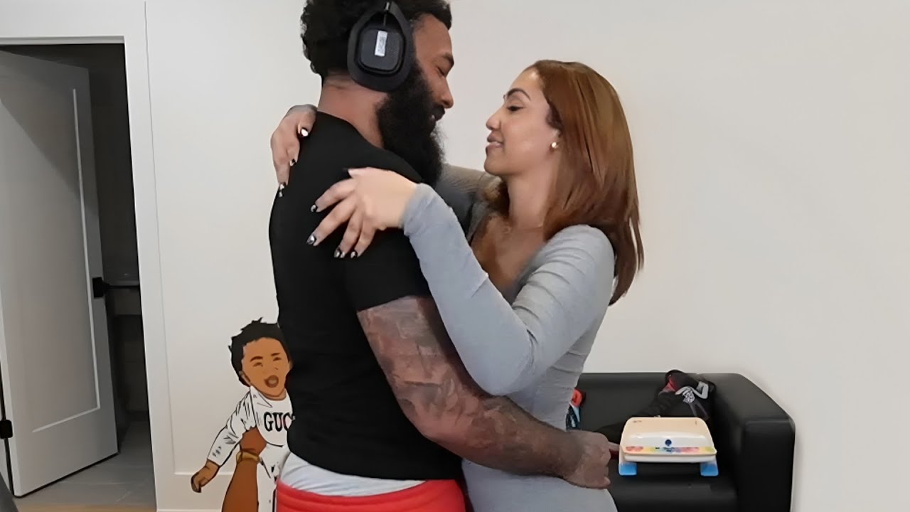 Медленный танец Queen и Кларенса в прямом эфире..😂❤️