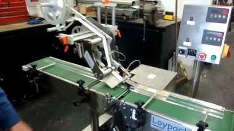 Loynds top & bottom labelling Machine.MPG