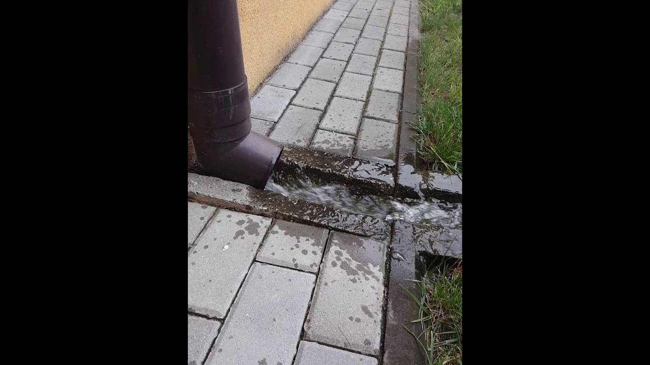 Plynie woda z rynny podczas deszczu 60fps YouTube