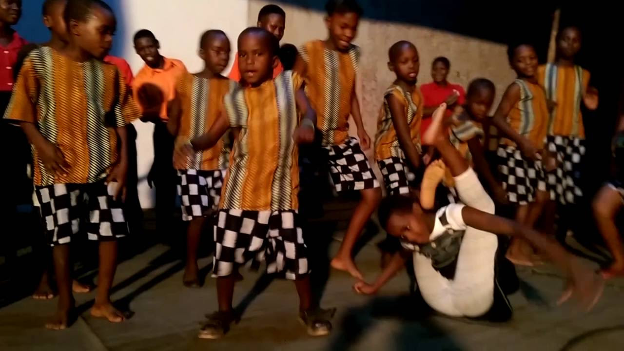 OMUKISA DANCE VIDEO BY PASTOR  WILSON BUGEMBE