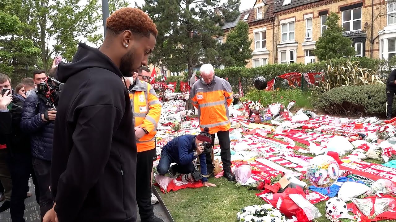 Everton players pay tribute to Diogo Jota outside Anfield