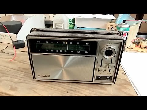 Service attempt on a 1960s/70s Soundesign 2229 am/fm transistor radio