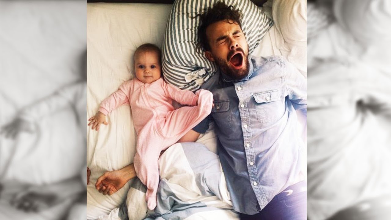 Смешни бебиња упорно ги будат татковците