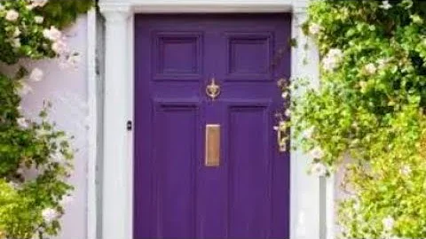 ¿Qué significa una puerta morada en una casa?