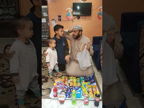 بيلم بواقي الاكل عشان ياكل هو وإخوته الصغار