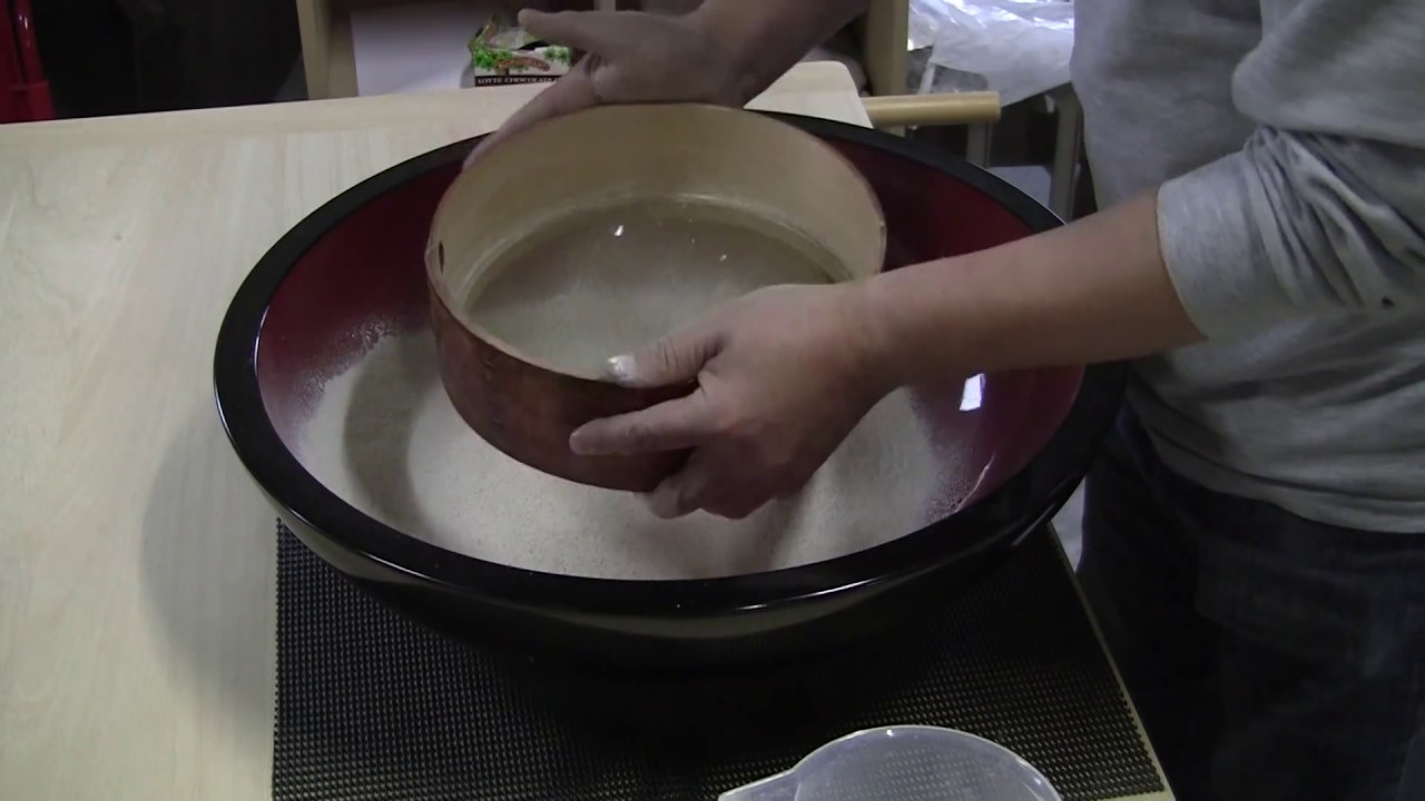 そば打ち 練習1／5 水回し～捏ね - YouTube