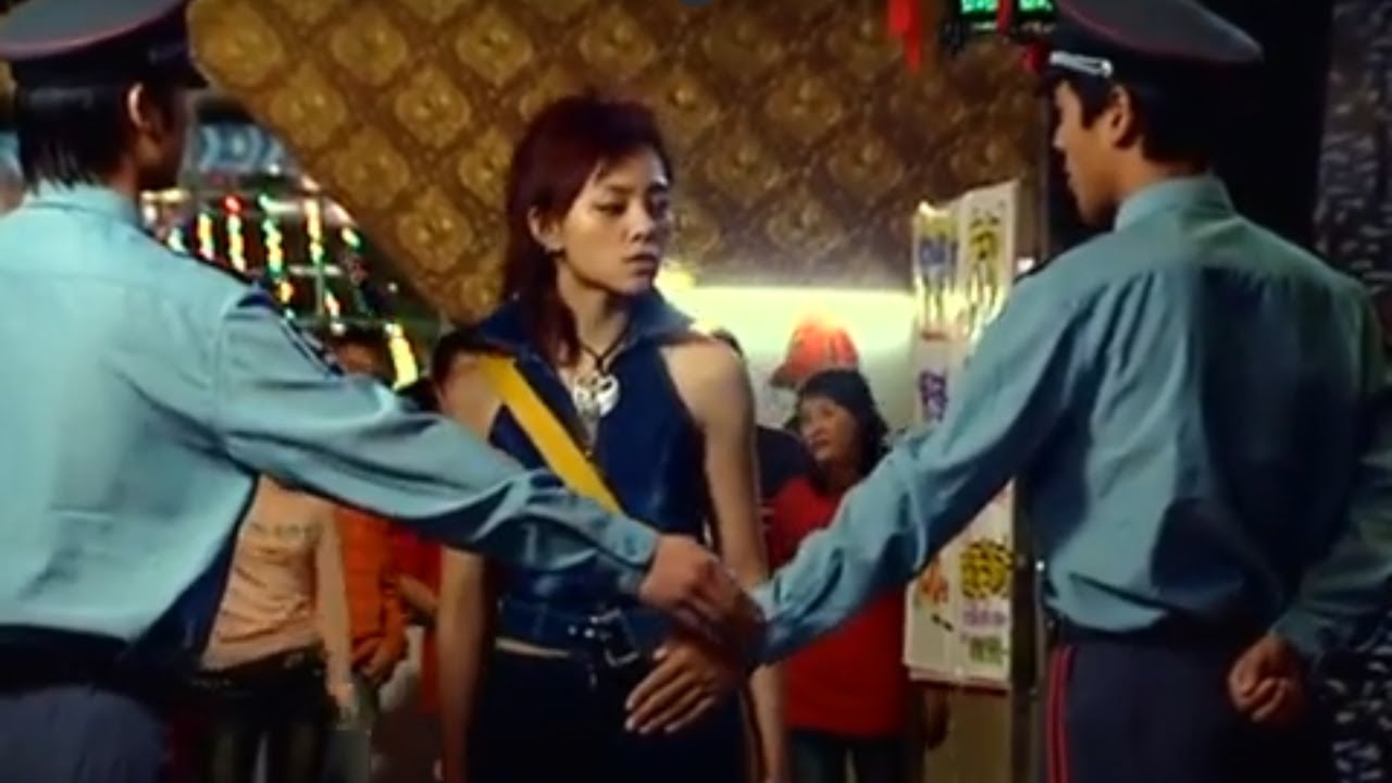 警察抓了個女混混，一問父親名字慌了，竟是公安局大隊長！