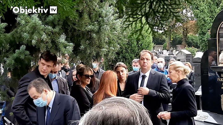 Ivica Dačić prišao porodici Ivković nakon sahrane