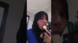 Oklin Fia jilat pisang viral