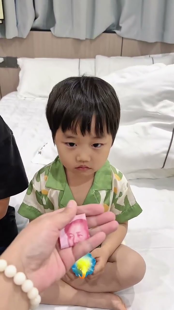100元测试儿子的反应，没想到！#funny#Cute#呆萌小米宝