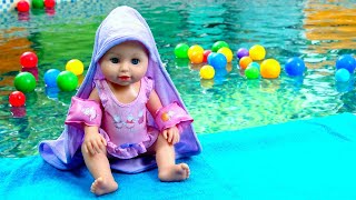 Annabelle apprend à nager dans la piscine 👶 Jeux pour enfants avec la poupée Bébé Annabelle