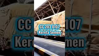 Tenaga Baja Lokomotif CC 203 01 07 Tarik Rangkaian Gerbong Semen #CC203 #GerbongSemen  #KeretaApi