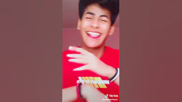 سلامك كلامك وضحكت عيونك رمونى في هواك 
