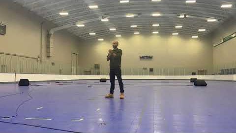 Long Reverberation Time and Echo in a Dry Rink