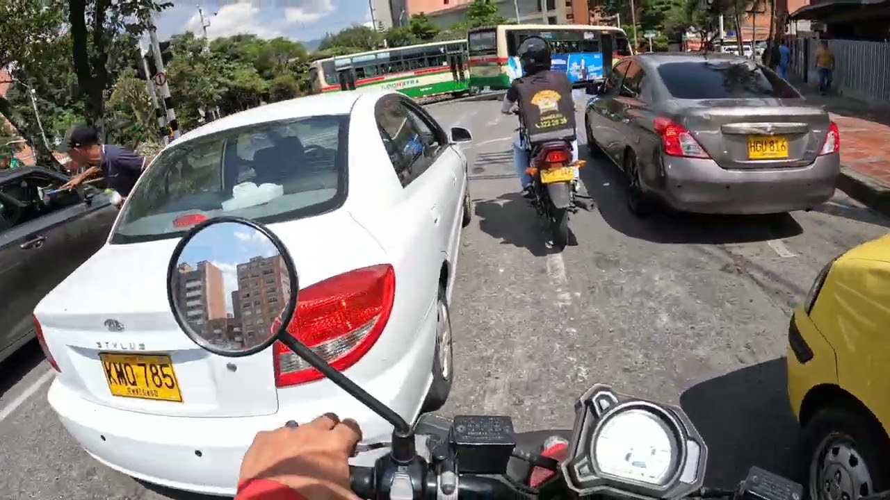 Rodando por la ciudad de medellin en bwis 125