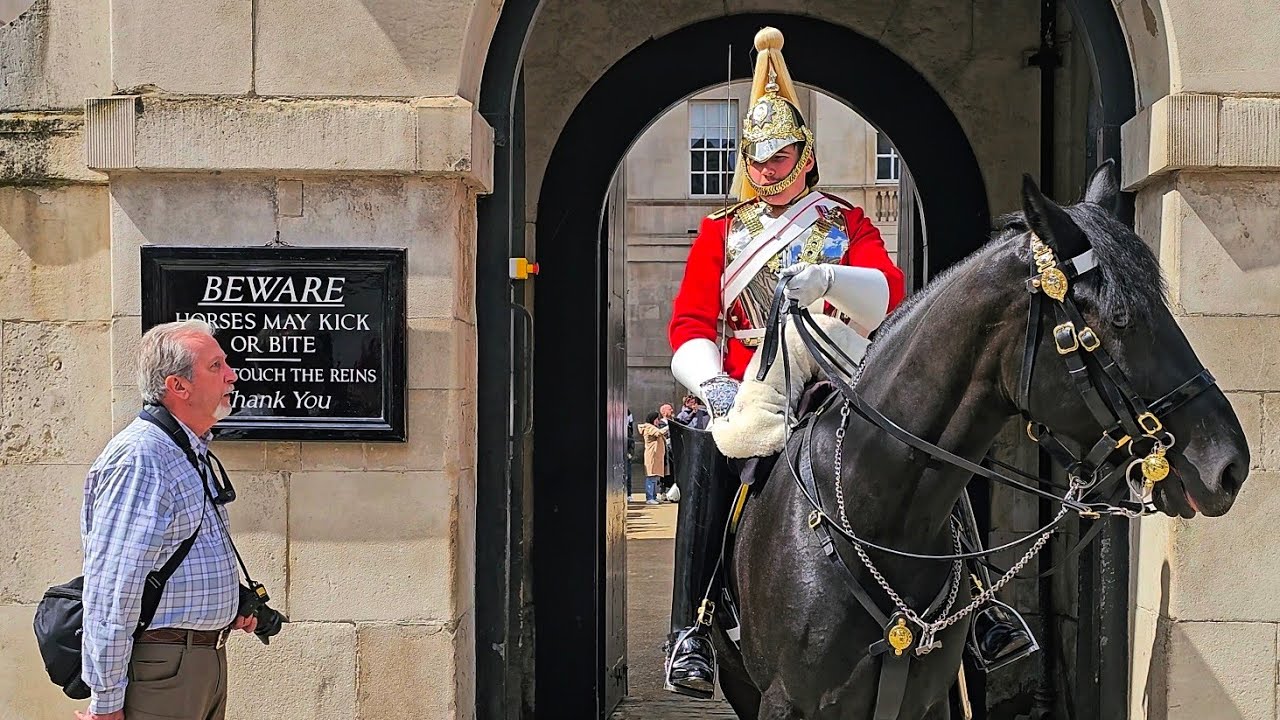 IDIOT US TOURIST INTERRUPTS THE GUARD CHANGE - Guard says get behind ...
