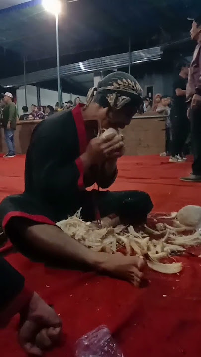 Kesurupan Makan Kelapa Muda