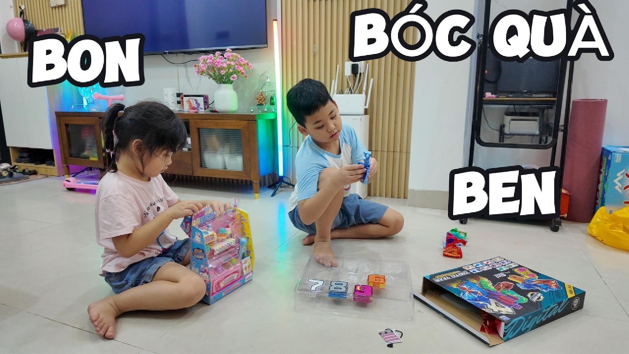 Kế hoạch: bóc từng món cho gọn gàng.Thực tế: xé một phát là tung tóe cả phòng!