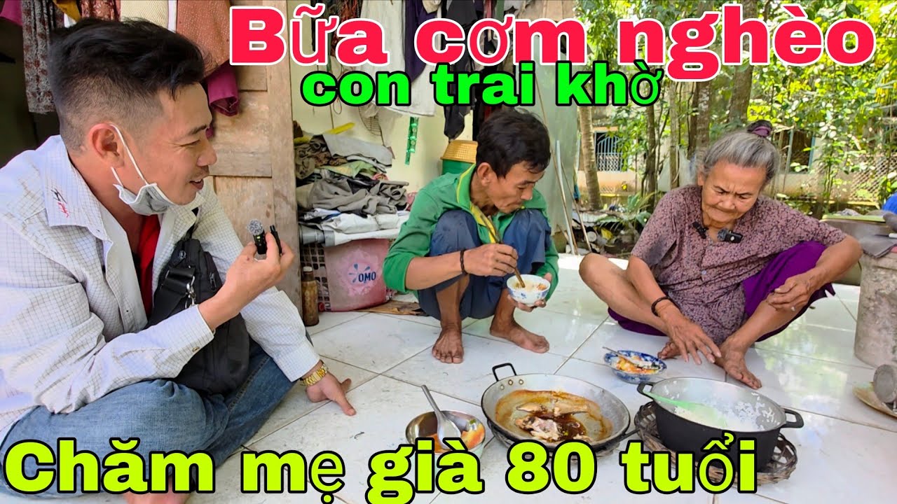 Xót xa bữa cơm nghèo của con trai khờ chăm Mẹ già 80 tuổi