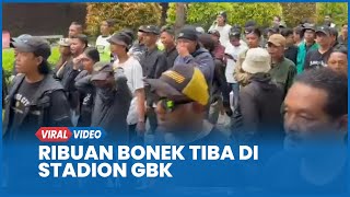 Jelang Pertandingan Persija Jakarta VS Persebaya, Ribuan Bonek Tiba di Stadion GBK