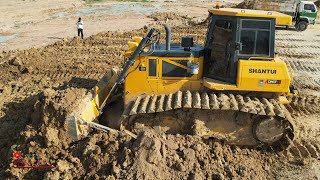 The Great Big Bulldozer Push Clearing Dirt Hard Machine Shantui Equipment​ Dozer Worker