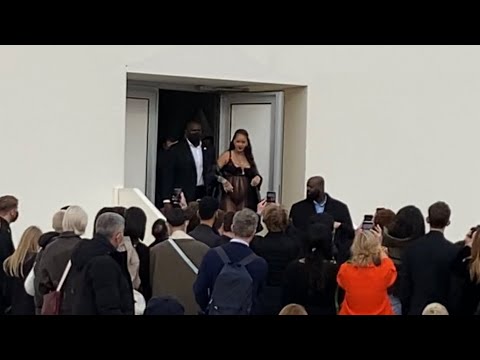 RIHANNA ENCEINTE AU DÉFILÉ MODE FÉMININE DIOR 2022 À PARIS