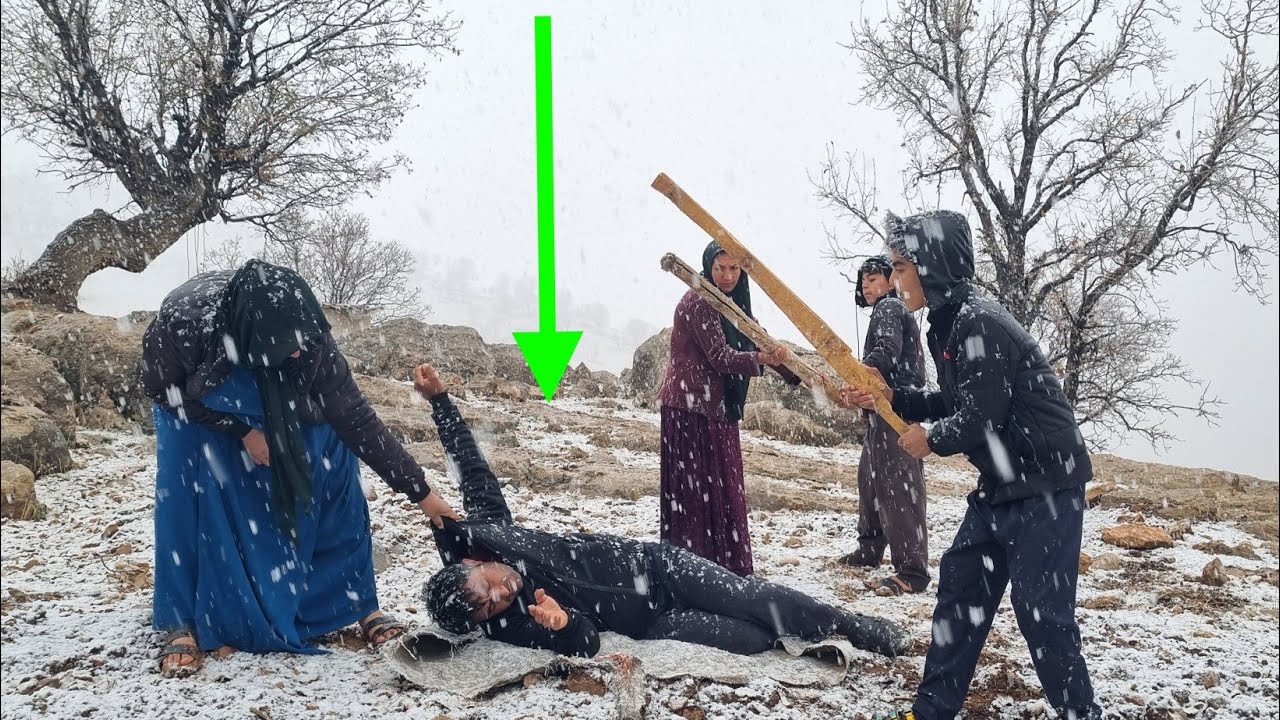 The husband was pushed by the second wife and beaten in the snow by the first wife