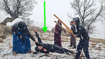 The husband was pushed by the second wife and beaten in the snow by the first wife