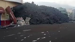 La lava entra en Todoque y arrasa casas y restaurantes a su paso