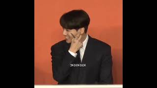 JUNGKOOK’S ICONIC FOCUS ON EXPLAINED AT THE PRESS CONFERENCE 😂😆 HE’S SO CUTE WHILE SMILING 💜💜💜