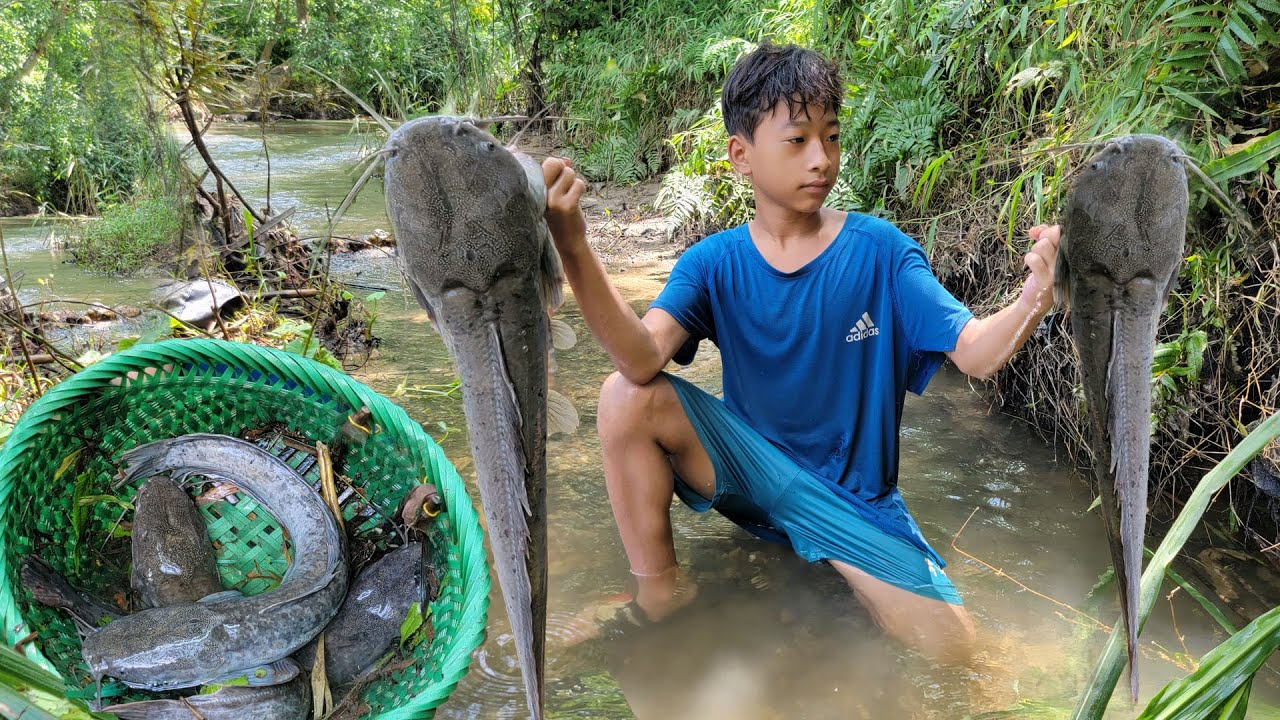 Daily life The boy Chien lives alone in a wild fish pond, making fish ...