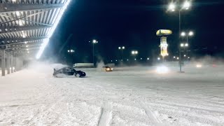 Snow drift around a pole on a SUBARU. Субару дрифт.