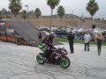moto de pista haciendo trucos