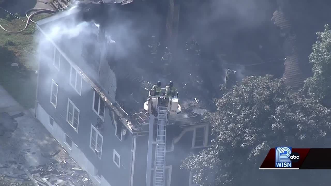 News Chopper 12 overflies West Allis apartment fire - YouTube