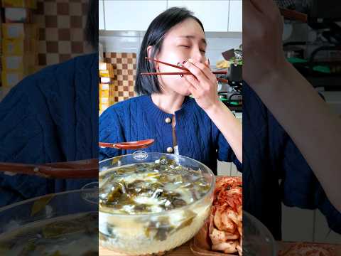 전복미역국에 김치까지 <strong>미역국</strong> 먹방 #mukbang #shorts