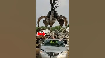 SCRAP YARD CLAW Performs Bottle Surgery on a Human Head 😂🤖 #shorts