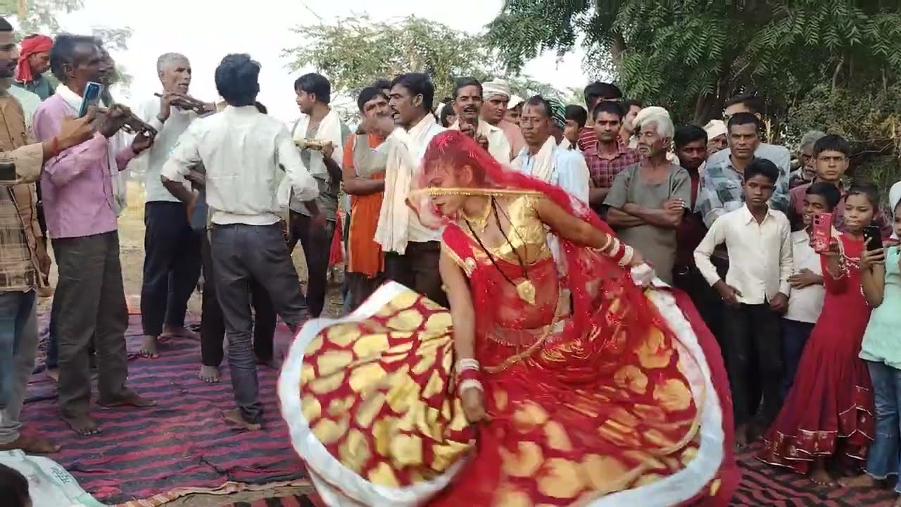 bundel khand mai rai// बुंदेली राई//आ गई गुजरिया सोलह साल की