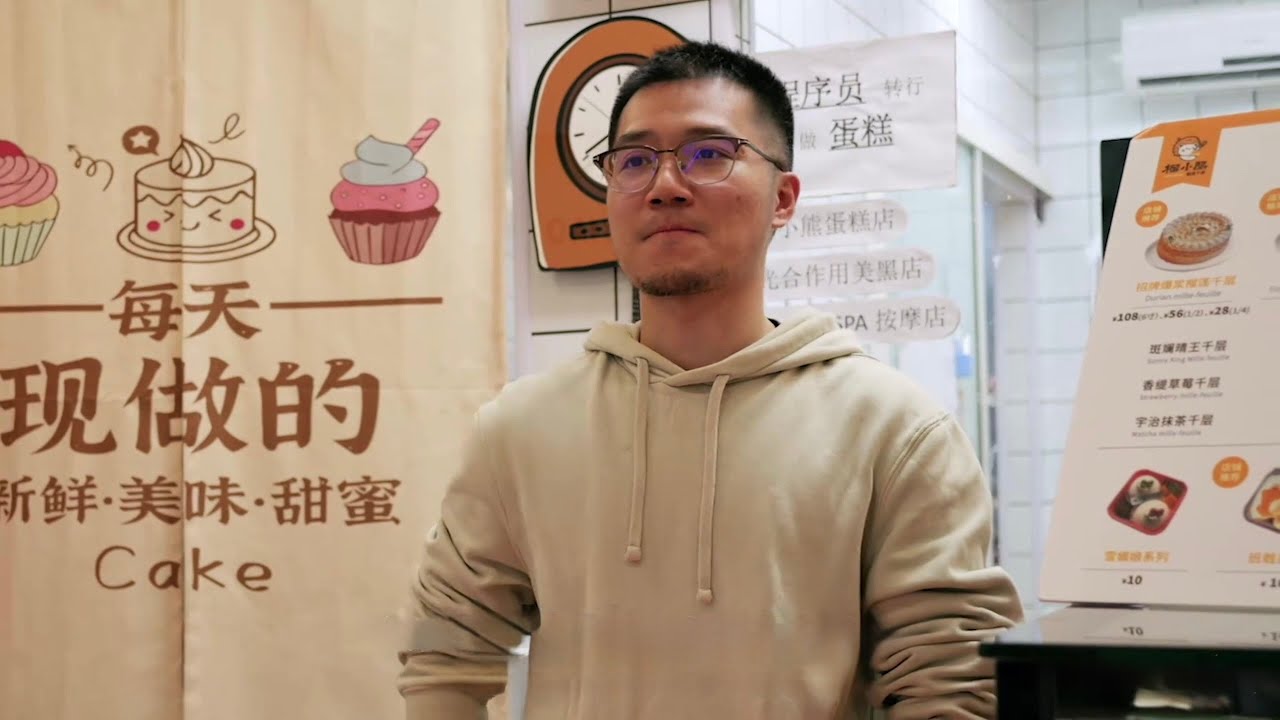 和軍人出身的男友一見鍾情並處了9年，得到泰國的家人接納後，和他共同經營一間🌈榴槤蛋糕店。[SUB]